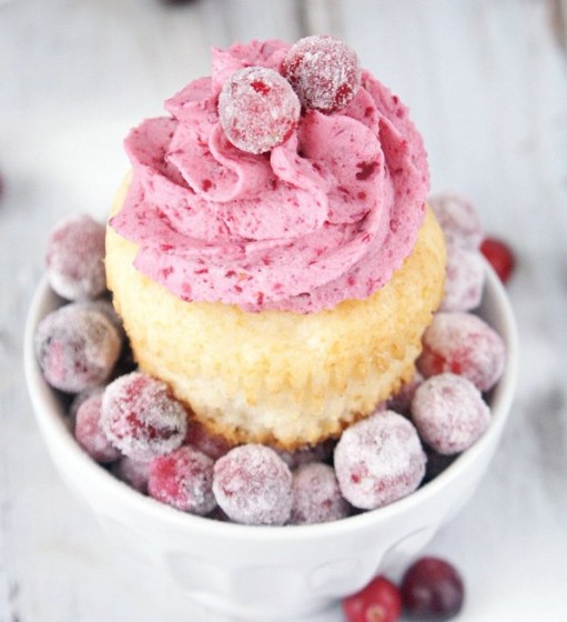 2-beyaz-cikolatali-yaban-mersinli-cupcake