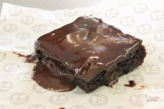 double-chocolate-cake-dardenia-fish-sushi-01
