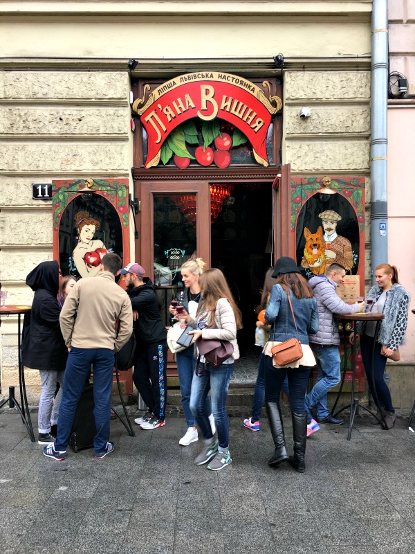 Ukrayna Lviv'de Vişne Likörü