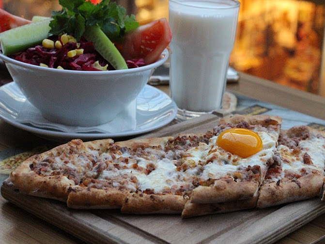 karisik_pide_yumurtali_pidekoy