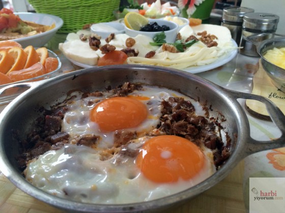 kavurmali-yumurta-sut-yumurta-recel-kadikoy-3