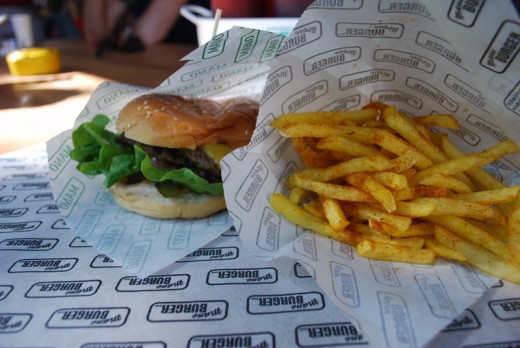 Mano Burger ve Soslu Patates Kızartması