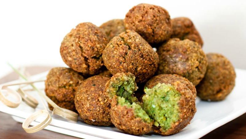 bir tabak üzerinde servis edilen Falafel köfte topları
