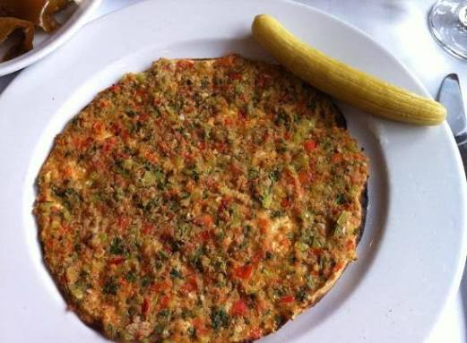 Çanak Kebap & Katmer’de turşuyla servis edilen lahmacun