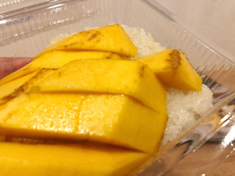 Taylandın meşhur sokak lezzetlerinden biri olan mango meyvesi ve altında da yapışkan pirinç. Çok güzel bir tatlı yemeği aslında.