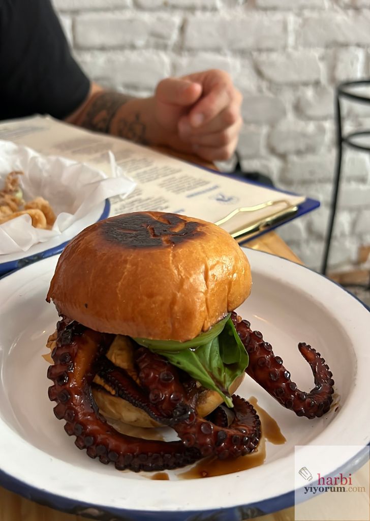 Muli’de masaya gelen, yeşillik ve ahtapot kollarıyla hazırlanan burger