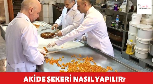 Tezgahta akide şekeri kesen adamlar