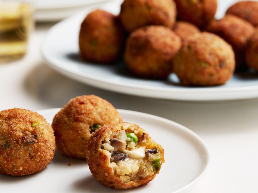 Arancini, ekmek kırıntıları ile kaplanmış ve daha sonra derin yağda kızartılmış pirinç toplarıdır.