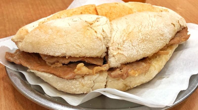 Ekmek arası domuz sandviç ve bira