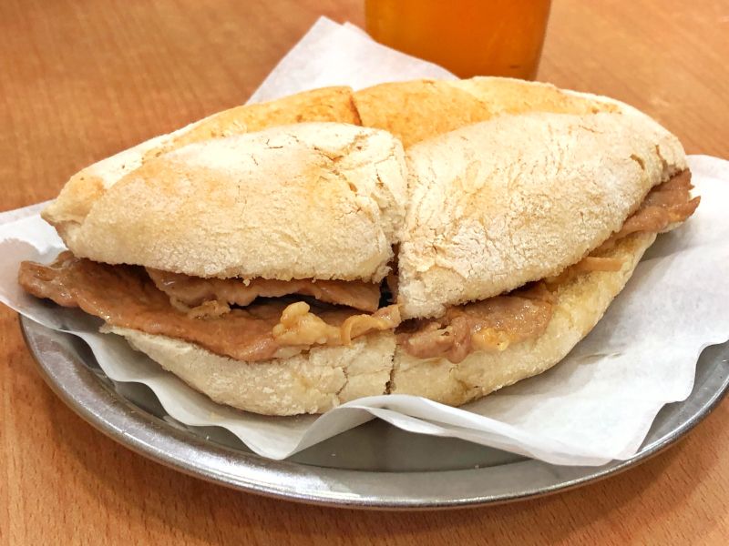 Ekmek arası domuz sandviç ve bira