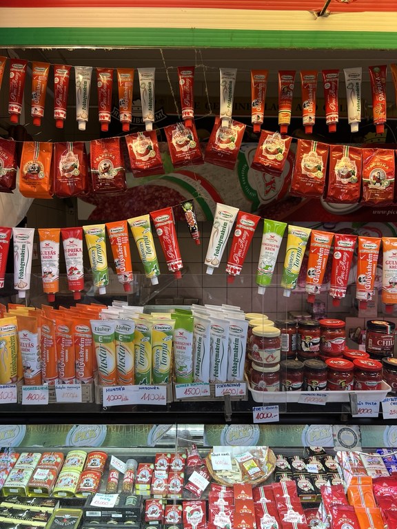 Central Market raflarında paket paprika, tüplü ve kavanozlu biber ürünleri