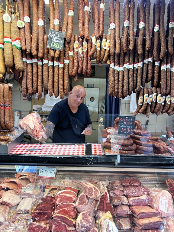 Central Market’te asılı sucuklar ve şarküteri ürünleri bulunan satış tezgâhı