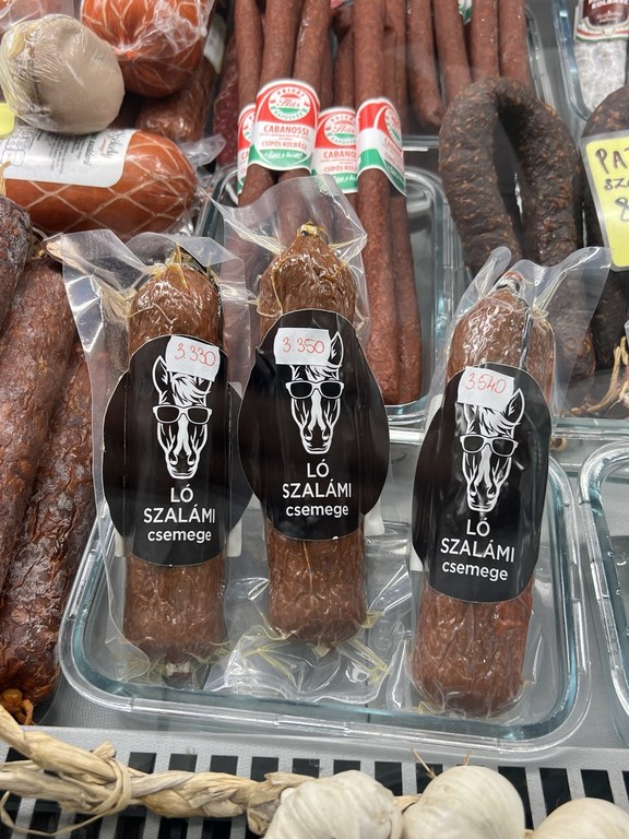 Central Market Hall tezgâhında ló szalámi etiketli vakumlu at salamları