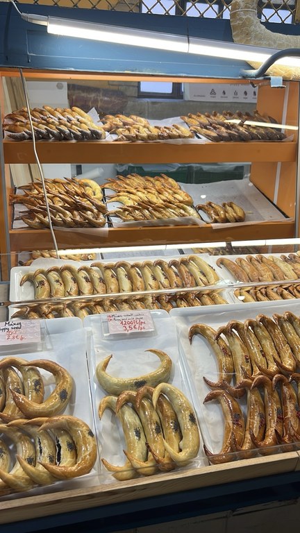 Central Market Hall fırın tezgâhında haşhaşlı ve dolgulu hamur işleri