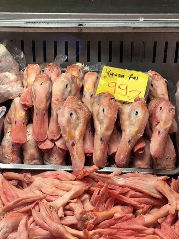 Central Market Hall kasap reyonunda ördek başları ve kanatlı ayakları