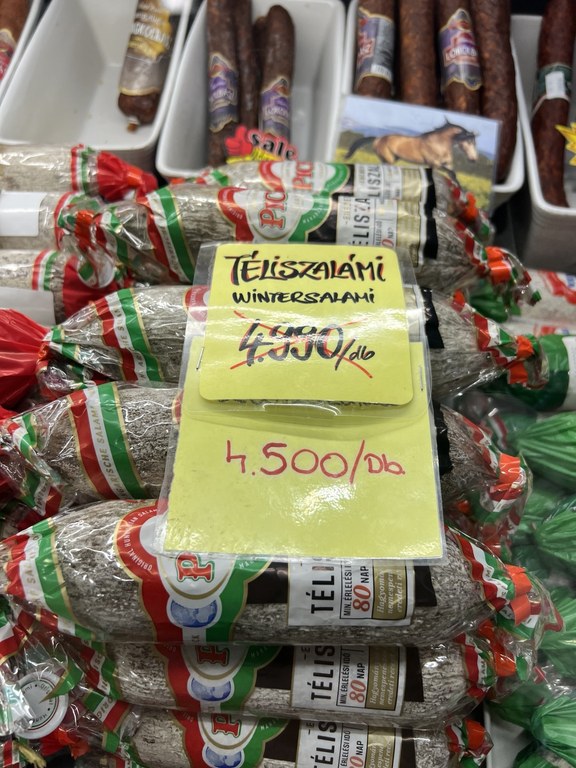 Central Market Hall tezgâhında téliszalámi olarak etiketlenmiş Pick kış salamları