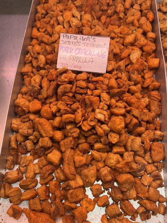 Central Market Hall tezgâhında paprikalı domuz çıtırları ve 100 gram fiyat etiketi