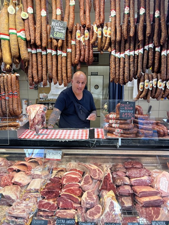 Central Market Hall kasap tezgâhında asılı kolbász çeşitleri ve et reyonu