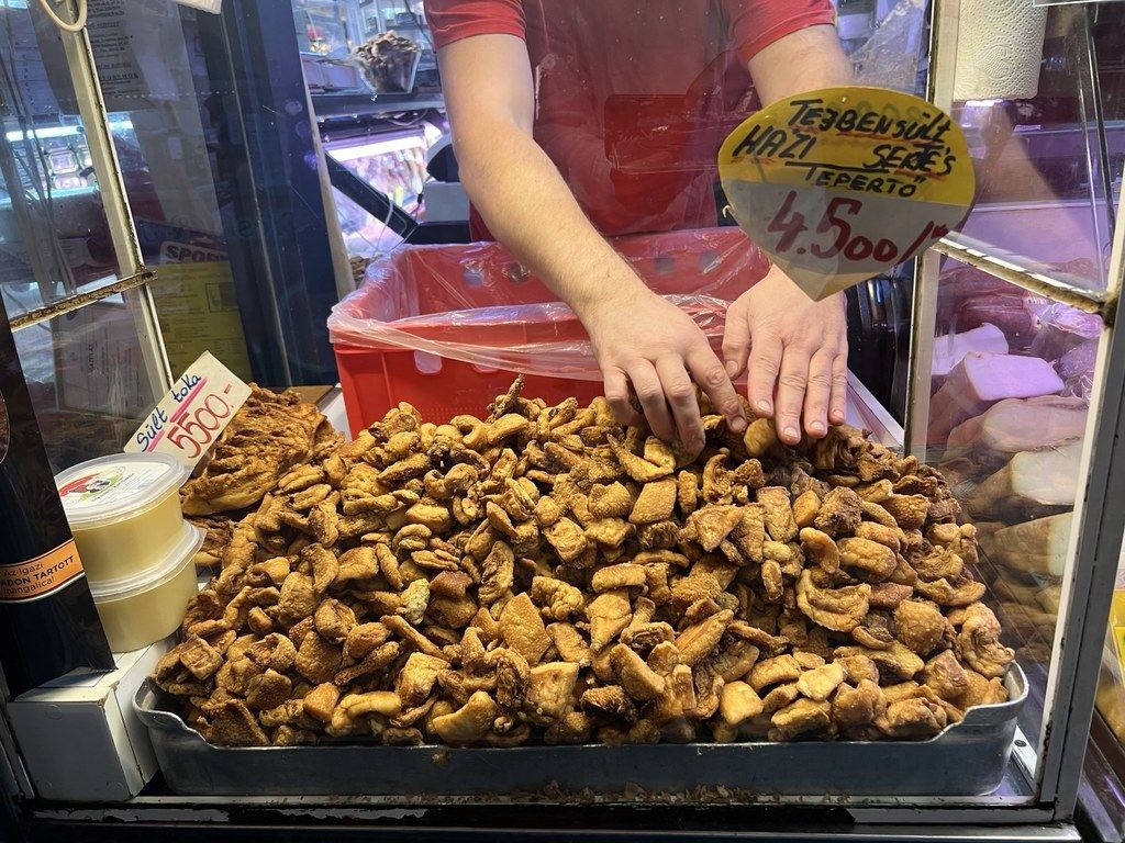 Central Market Hall tezgâhında tepertő adıyla satılan domuz çıtırları