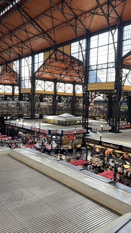 Central Market Hall üst katından şarküteri tezgâhlarına ve çatı taşıyıcılarına bakış
