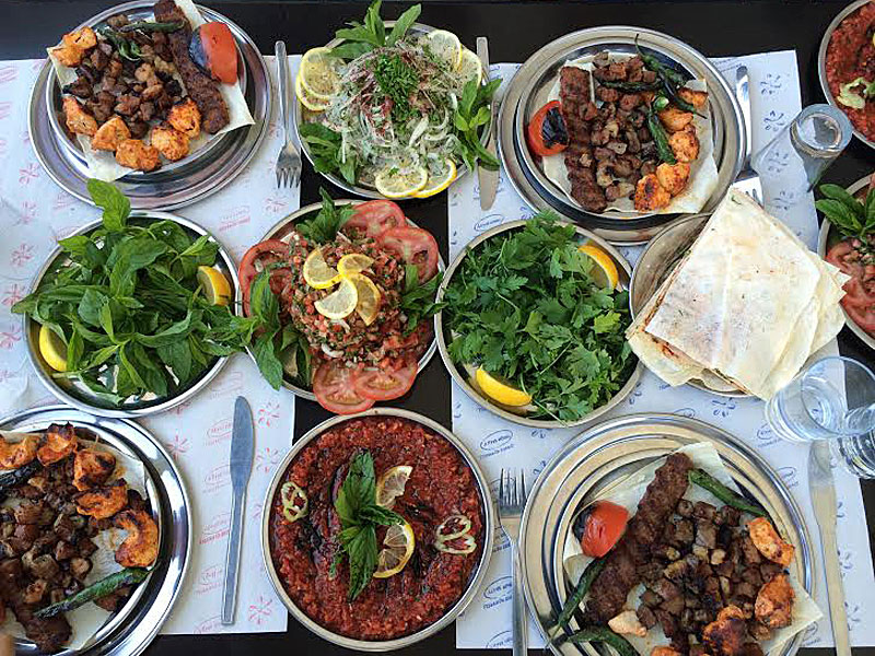 Mübarek Ramazan ayı geldi çattı. İster istemez “Nerede yesek? Ne yesek?” soruları da beraberinde geldi. Birçok mekan iftar zamanı açık olsa da, Ramazan döneminde sahur yapabileceğiniz sahur mekanları bulmak