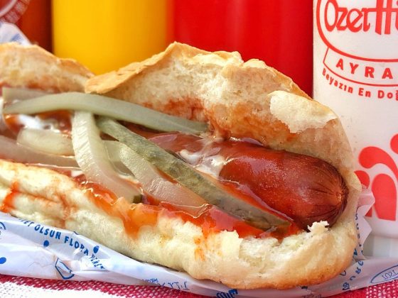 turşulu soslu dana sosisli sandviç