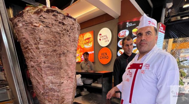 Cengiz Usta, Beşiktaş'ta yeni açtığı Dönerci Cengiz Usta'nın önünde döner tezgahı başında. Arka planda Henchiko Fried Chicken tabelaları görülüyor. Yılların ustası Cengiz Usta, Karadeniz Döner’den ayrılarak kendi dönercisini açtı ve dönerin başındaki tecrübesiyle müşterilerini ağırlıyor.