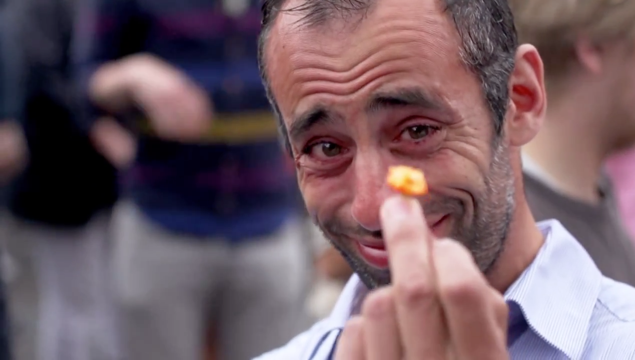 dunyanin-en-aci-biberini-yediler