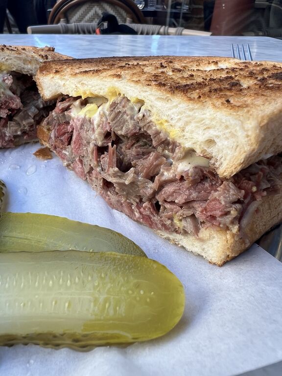 Emporio Akaretler pastrami sandviçte tiftiklenmiş ve iri parçalı et dokusu