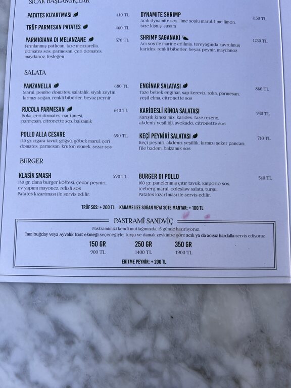 Emporio Akaretler’in pastrami sandviç gramajları ve fiyatlarının yer aldığı ziyaret menüsü