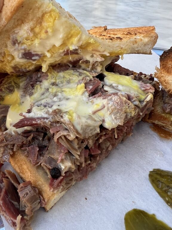 Emporio Akaretler pastrami sandviçte eritme peynir ve hardalın yakın görünümü