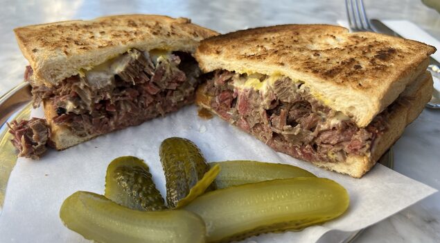 Emporio Akaretler’de turşuyla servis edilen 350 gramlık pastrami sandviç