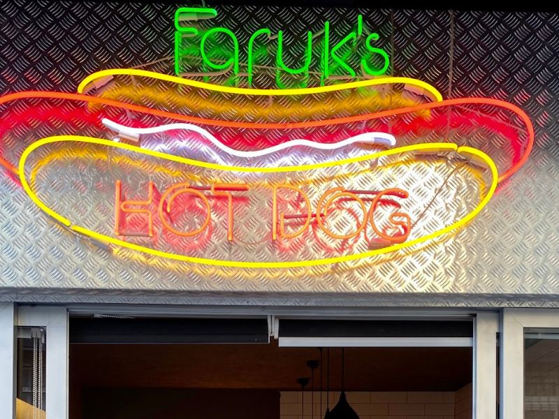 faruks-hot-dog-tabela-kadikoy-moda