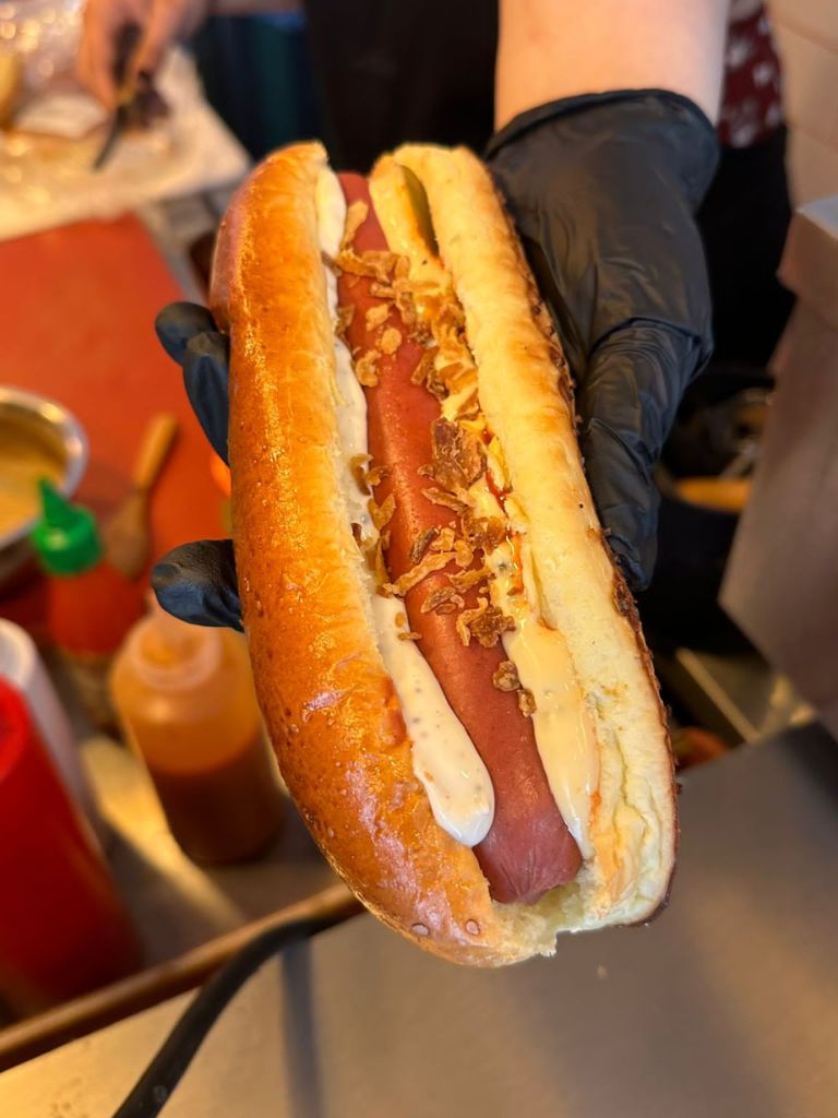 faruks-hot-dog-truflu-mayonezli-sosisli-sandvic