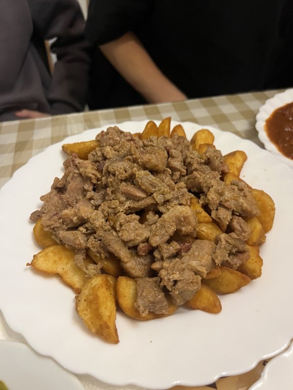 Frici Papa Brassói aprópecsenye, patates üzerinde domuz eti