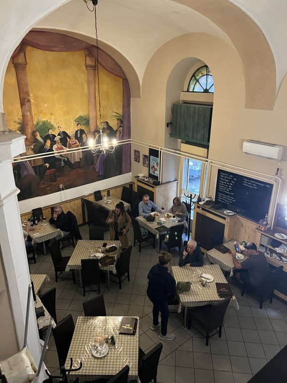 Frici Papa asma katından yüksek tavanlı salonun görünümü