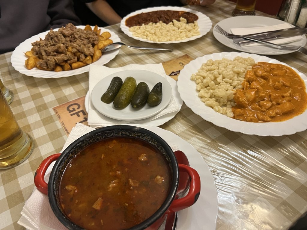 Frici Papa’da gulaş çorbası, pörkölt ve diğer Macar yemeklerinden oluşan soframız