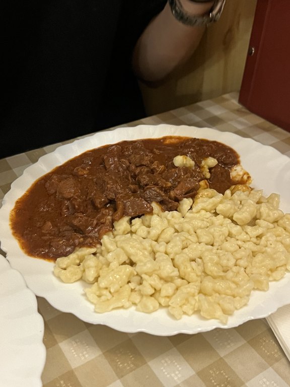 Frici Papa’da kırmızı şarap soslu dana pörkölt ve nokedli