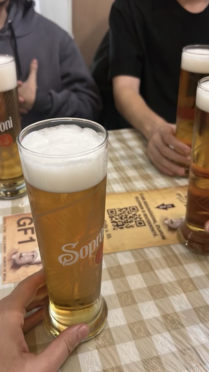 Frici Papa’da masaya gelen 50 cl Soproni biralar