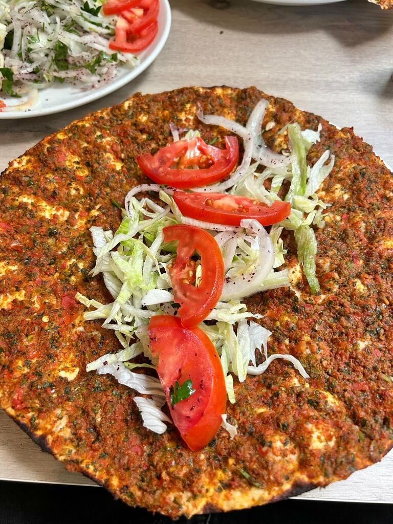 Göztepe Gaziantep Lahmacun’da domates, soğan ve marulla sunulan lahmacun
