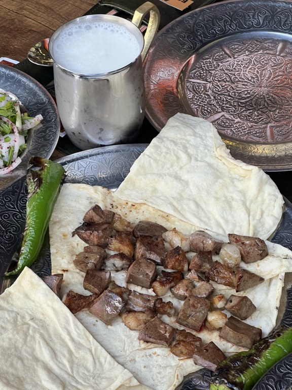 Lavaş üzerinde şişten çekilmiş ciğer ve yağ parçaları