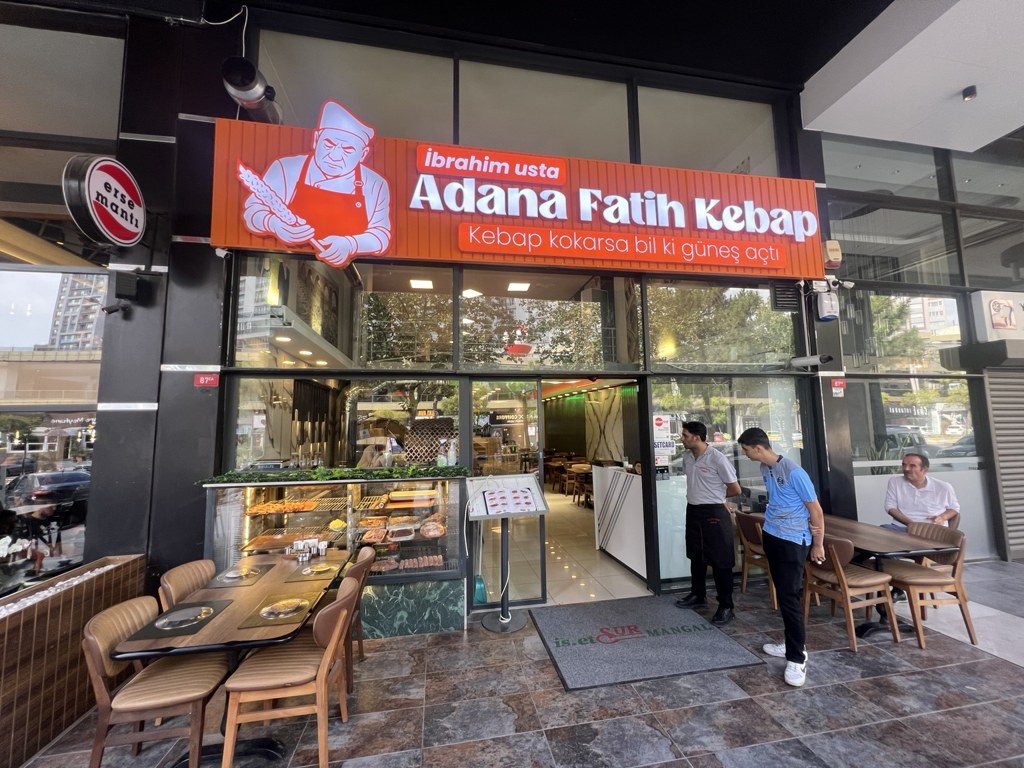 Adana Fatih Kebap Beykent şubesinin tabelası ve dış oturma alanı