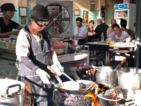 Michelin yıldızlı tek sokak lezzeti satıcı olan Raan Jay Fai ocağın başında yemek pişirirken.