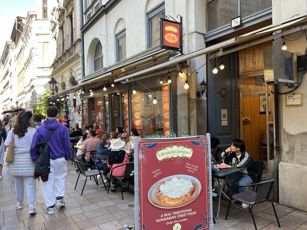 Váci utca üzerindeki Krumplis Lángos dükkânı ve dışarıdaki masalar