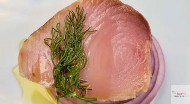 Trilye Restaurant'ta sunulan lakerda: Üzerine taze dereotu yerleştirilmiş dilimlenmiş lakerda, ince kesilmiş kırmızı soğan halkası ve zeytinyağı eşliğinde servis edilmiştir.