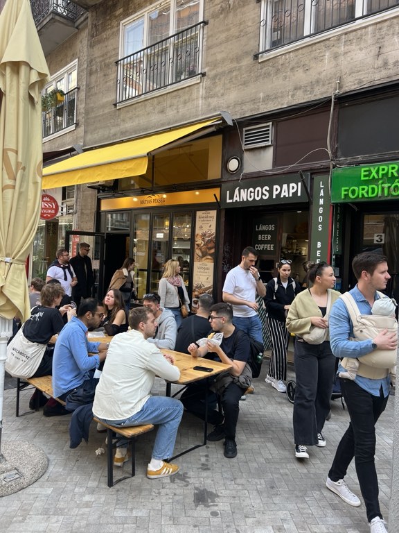 Langos Papi’nin Budapeşte’deki dükkânı ve dışarıdaki ahşap masalar