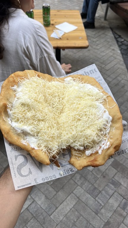 Langos Papi’de ekşi krema ve rendelenmiş peynirli klasik lángos