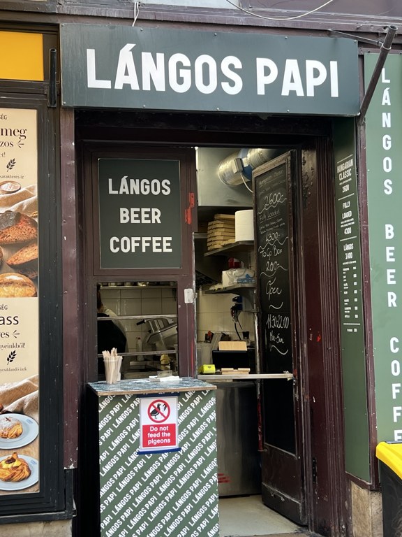 Langos Papi tabelası, sipariş tezgâhı ve fiyat panosu