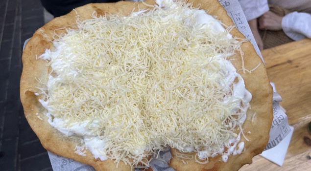 Budapeşte Langos Papi’de ekşi krema ve rendelenmiş peynirli klasik lángos