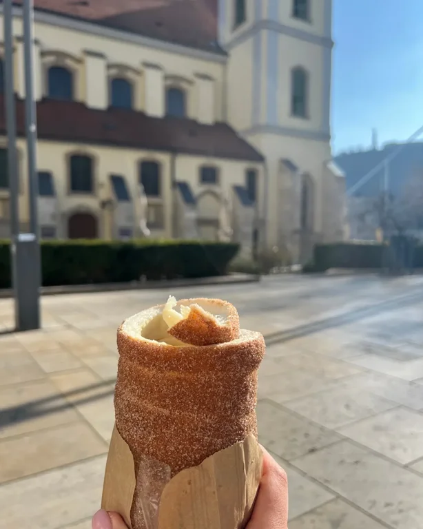 Molnár’s Kürtőskalács’tan alınan şeker kaplı chimney cake